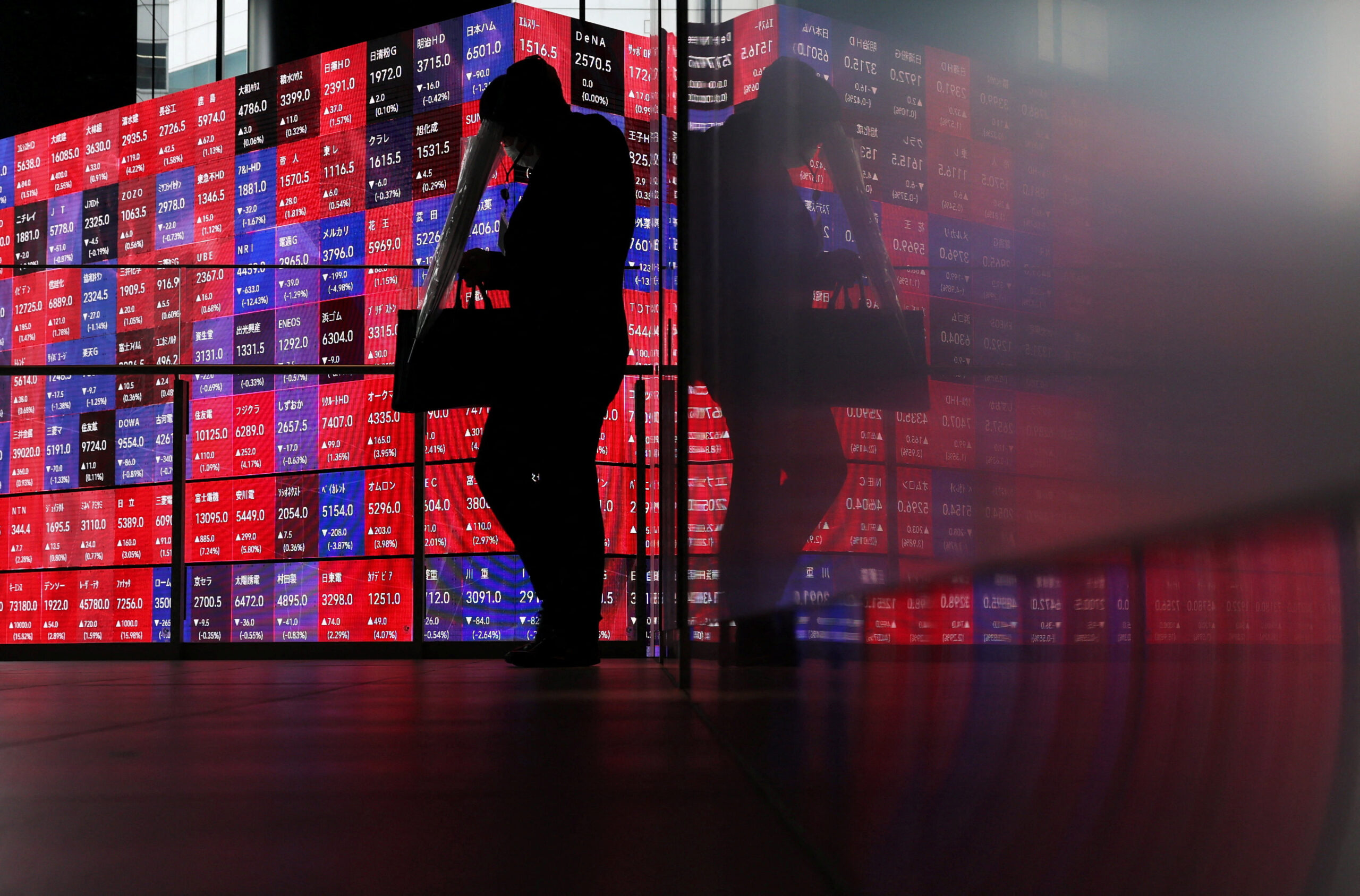 Stocks End Mixed as Treasury Yields Rocket to a 19-Year High on Surging Oil Prices