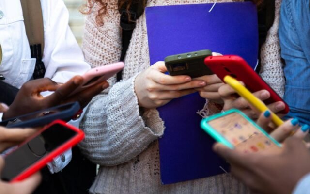 Vietnam Will Not Ban Social Media for Under-16s, Requires Parental Oversight and Age Verification Instead