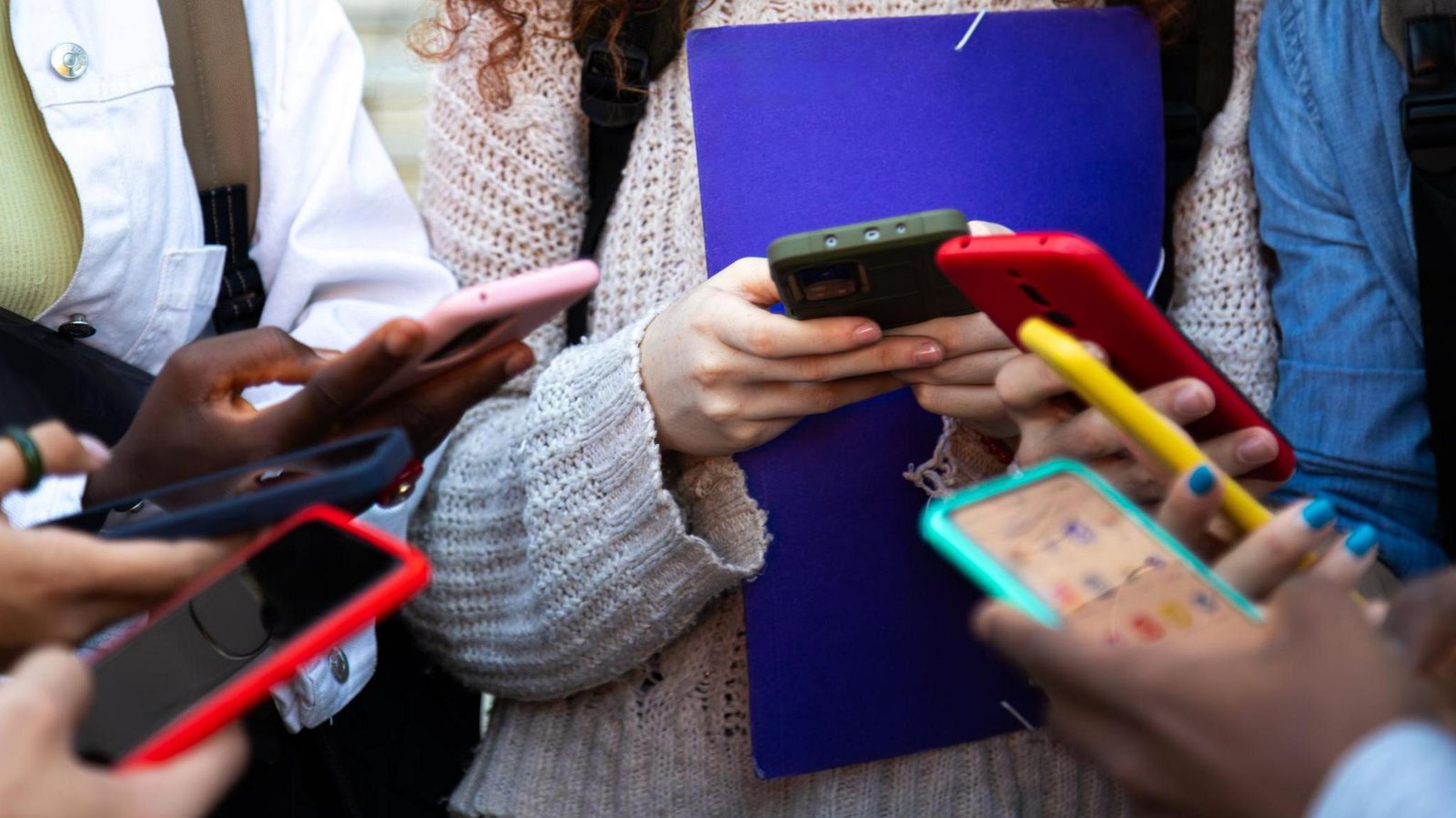 Vietnam Will Not Ban Social Media for Under-16s, Requires Parental Oversight and Age Verification Instead