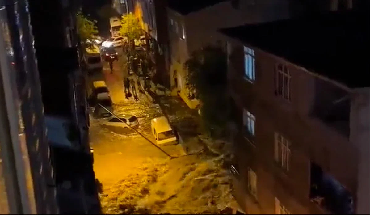 Istanbul Floods: Heavy Rain Triggers 2,518 Emergency Reports, Teenager Dies and Schools Closed