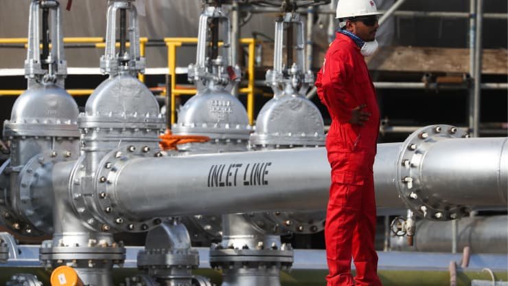 Saudi Price Cuts: Saudi Aramco Lowers Oil Prices for Asian Buyers to a Six-Year Low as Hormuz Transit Improves and the Oil Buffer Tightens